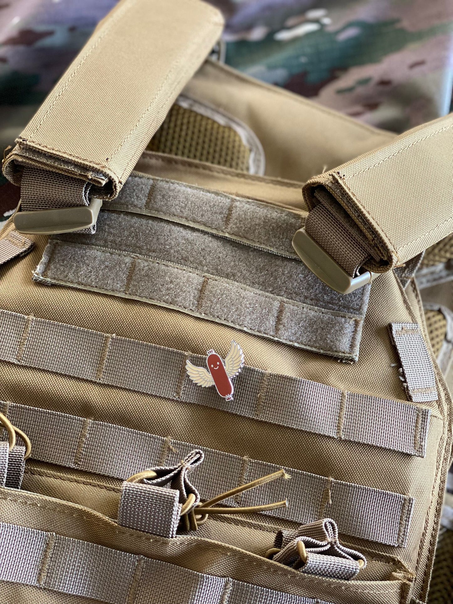 PIN'S SAUCISSE VOLANTE