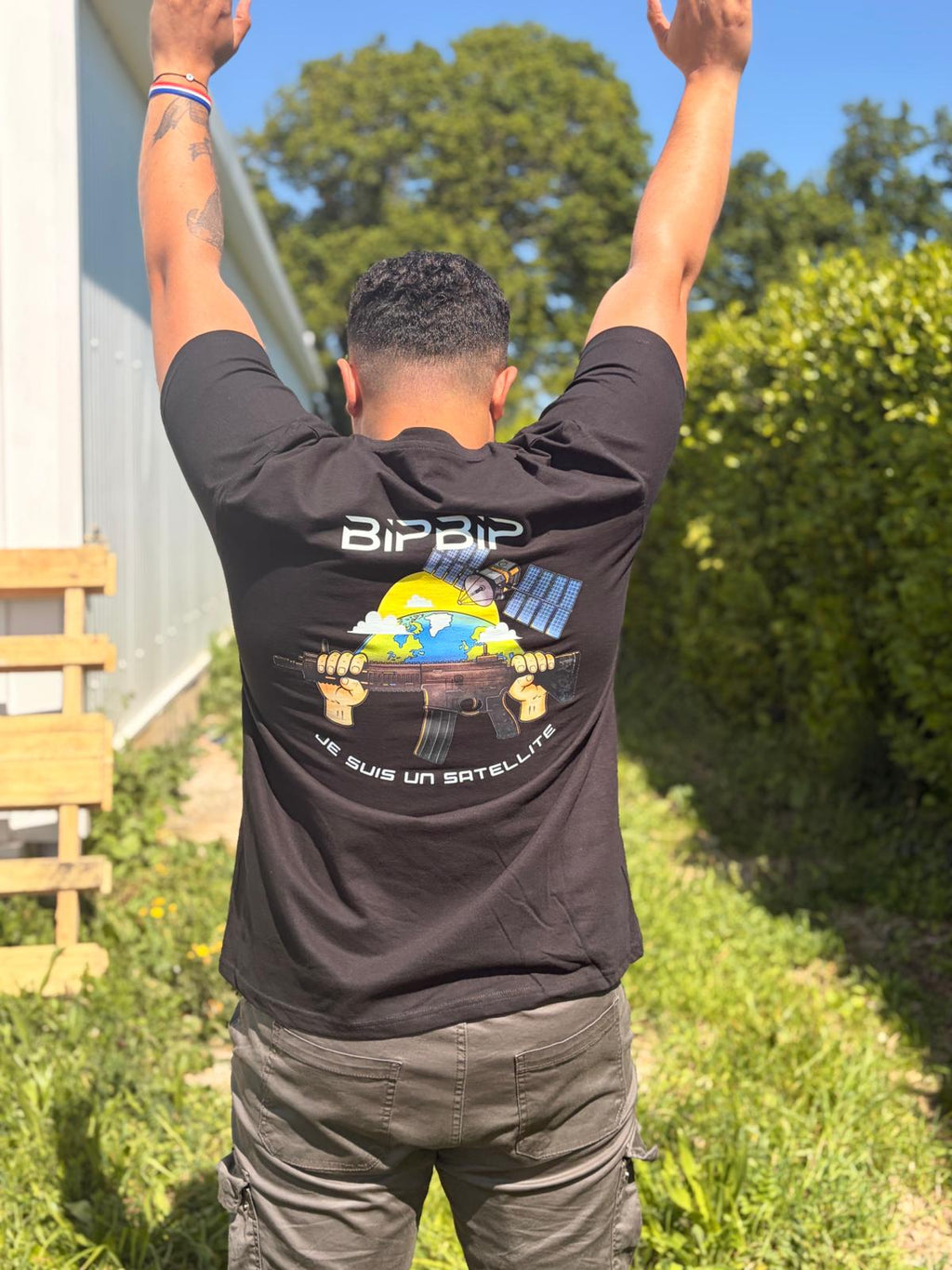 BIP BIP JE SUIS UN SATELLITE